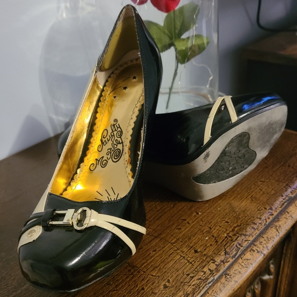 Size 8 Heels - Picture 2 of 3